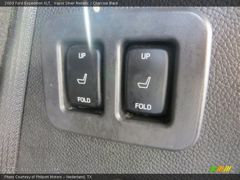 Vapor Silver Metallic / Charcoal Black 2009 Ford Expedition XLT