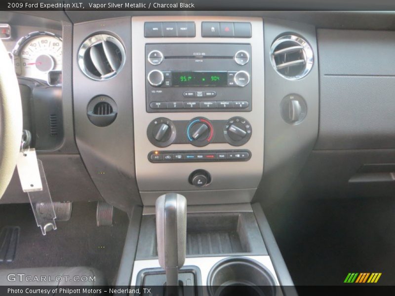 Vapor Silver Metallic / Charcoal Black 2009 Ford Expedition XLT