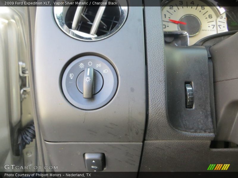 Vapor Silver Metallic / Charcoal Black 2009 Ford Expedition XLT