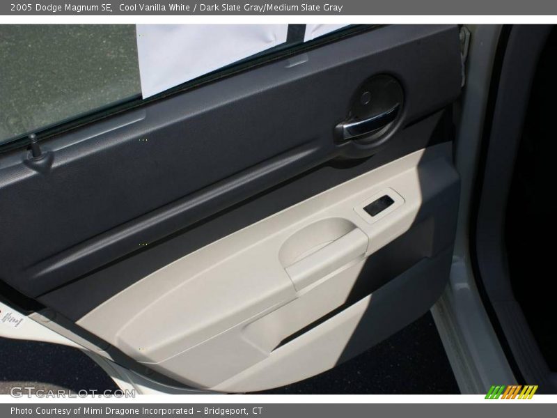 Cool Vanilla White / Dark Slate Gray/Medium Slate Gray 2005 Dodge Magnum SE