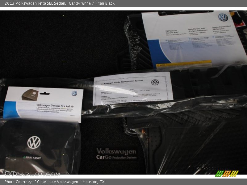Candy White / Titan Black 2013 Volkswagen Jetta SEL Sedan