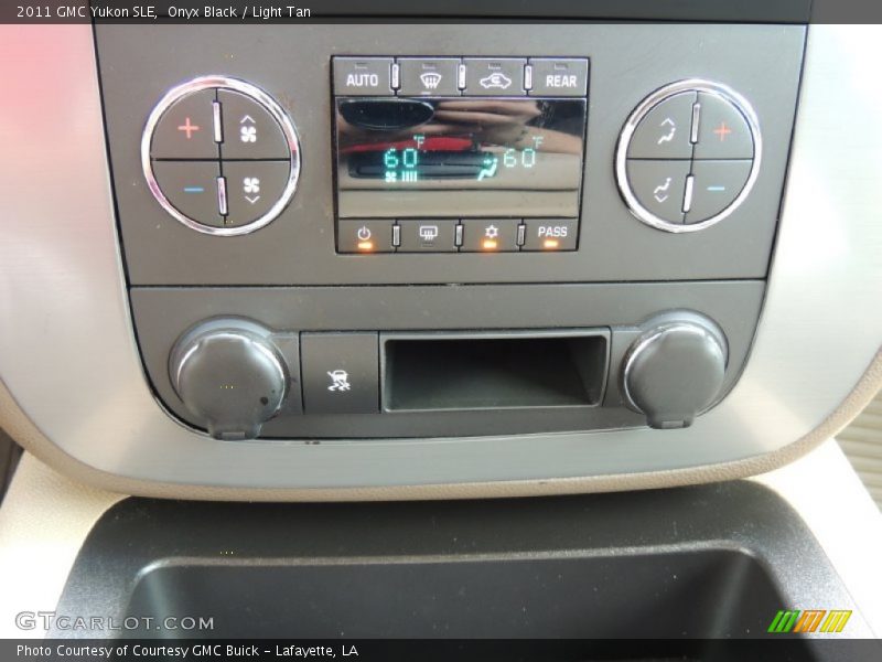 Onyx Black / Light Tan 2011 GMC Yukon SLE
