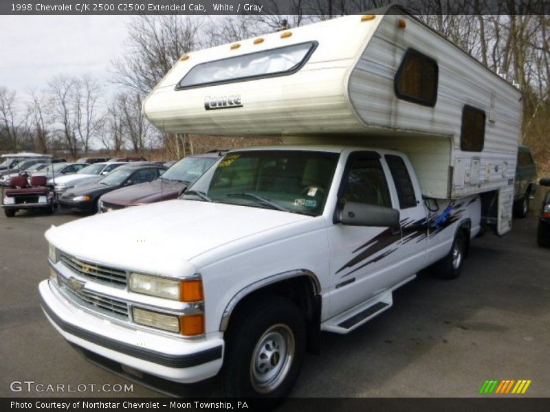Front 3/4 View of 1998 C/K 2500 C2500 Extended Cab