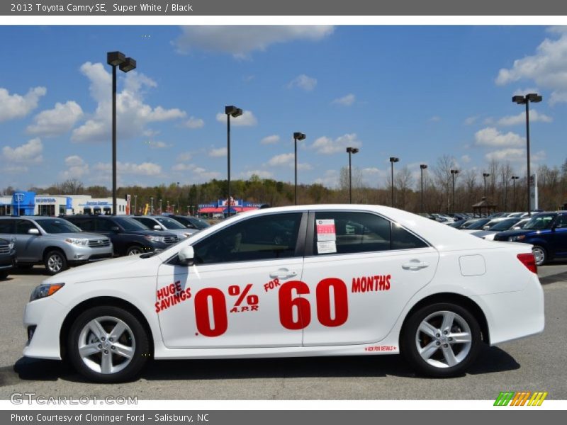 Super White / Black 2013 Toyota Camry SE