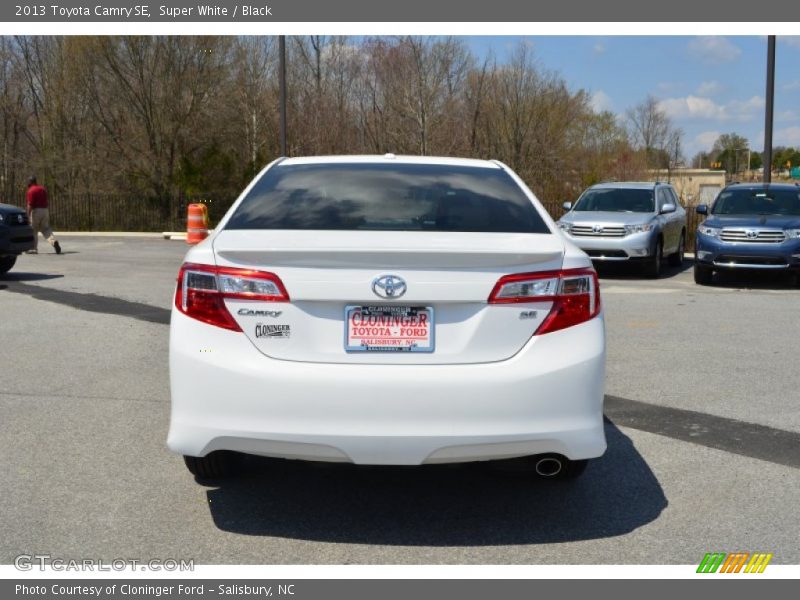 Super White / Black 2013 Toyota Camry SE