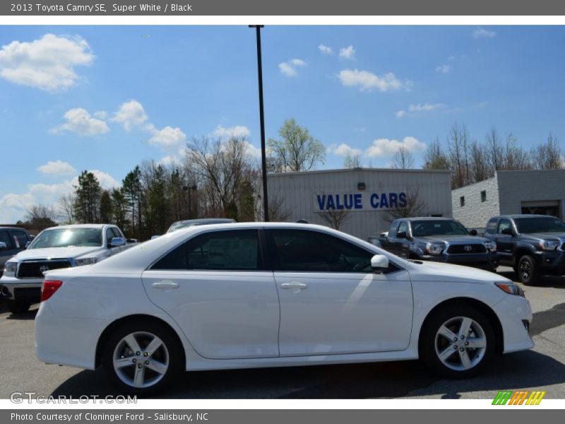 Super White / Black 2013 Toyota Camry SE