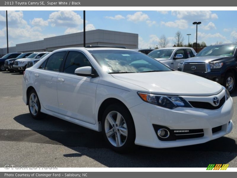 Super White / Black 2013 Toyota Camry SE