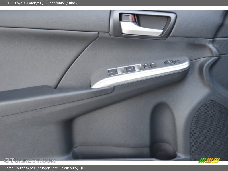 Super White / Black 2013 Toyota Camry SE