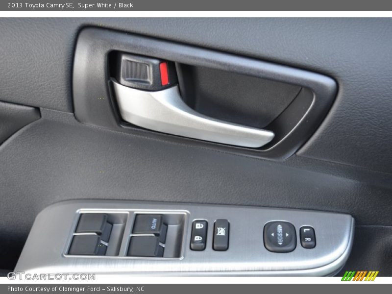 Super White / Black 2013 Toyota Camry SE