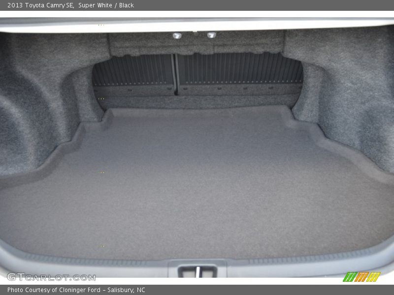 Super White / Black 2013 Toyota Camry SE