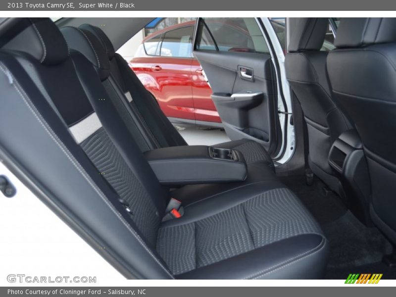 Super White / Black 2013 Toyota Camry SE