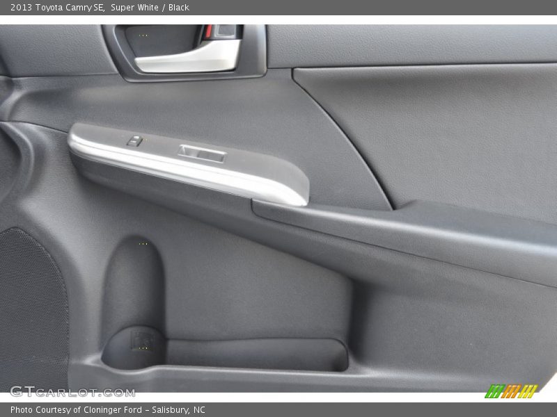 Super White / Black 2013 Toyota Camry SE