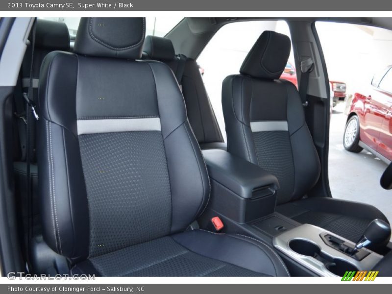 Super White / Black 2013 Toyota Camry SE