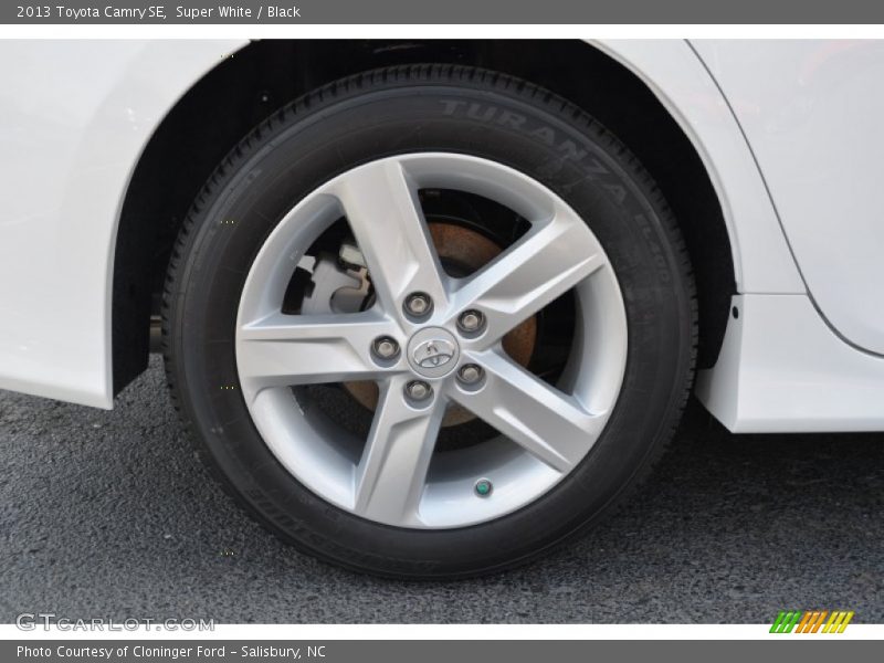 Super White / Black 2013 Toyota Camry SE