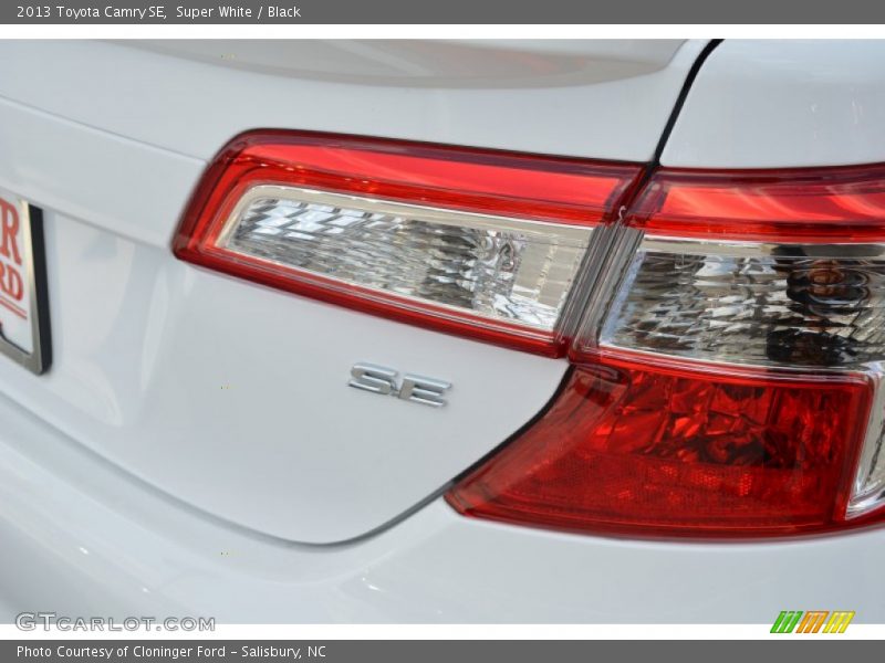 Super White / Black 2013 Toyota Camry SE