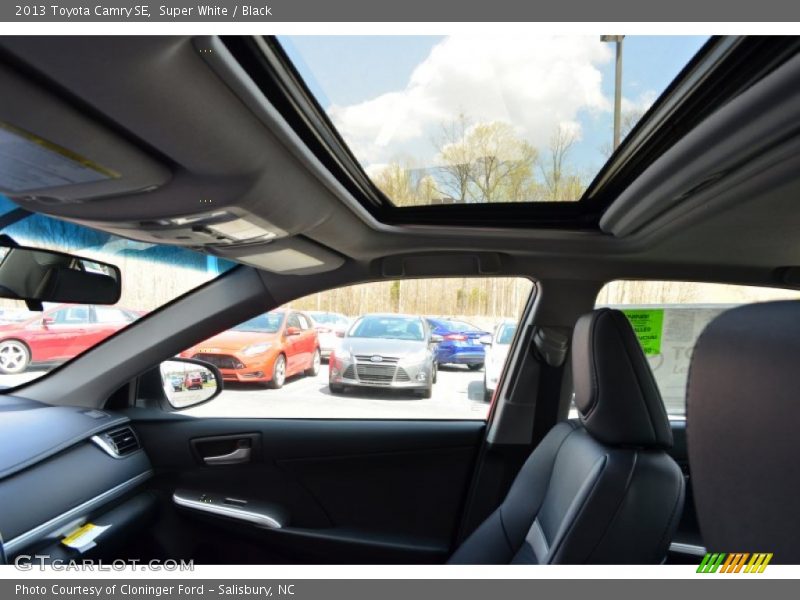 Super White / Black 2013 Toyota Camry SE