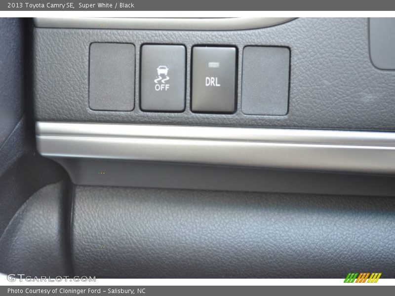 Super White / Black 2013 Toyota Camry SE