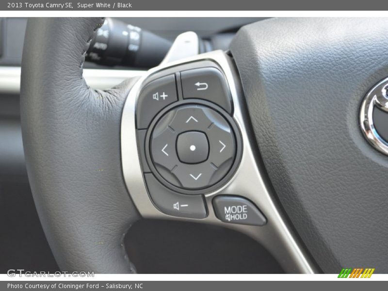 Super White / Black 2013 Toyota Camry SE