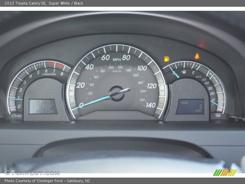 Super White / Black 2013 Toyota Camry SE
