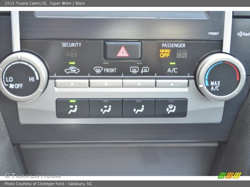 Super White / Black 2013 Toyota Camry SE