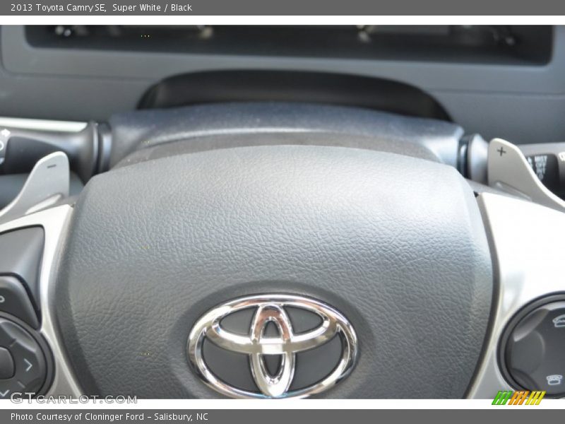 Super White / Black 2013 Toyota Camry SE