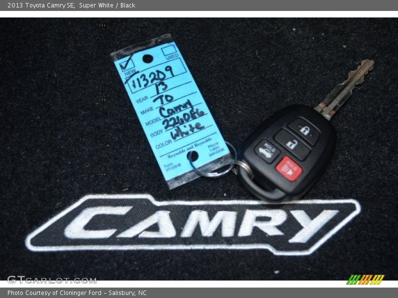 Super White / Black 2013 Toyota Camry SE