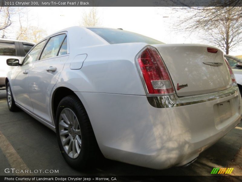 Ivory Tri-Coat Pearl / Black 2011 Chrysler 300