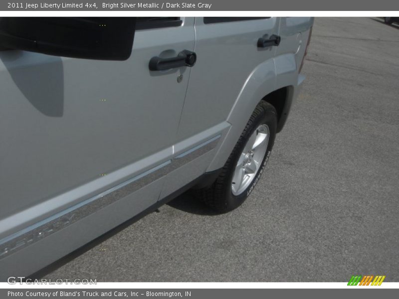 Bright Silver Metallic / Dark Slate Gray 2011 Jeep Liberty Limited 4x4