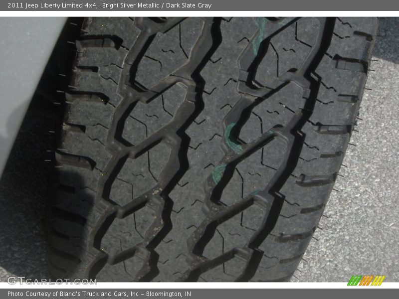 Bright Silver Metallic / Dark Slate Gray 2011 Jeep Liberty Limited 4x4
