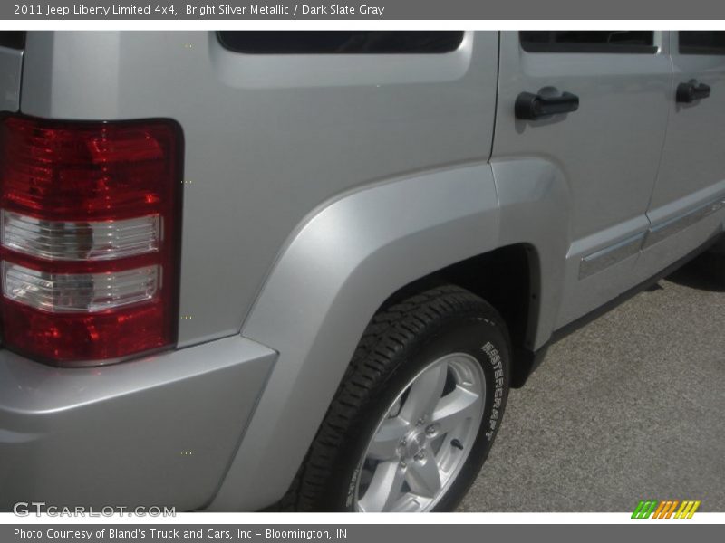 Bright Silver Metallic / Dark Slate Gray 2011 Jeep Liberty Limited 4x4
