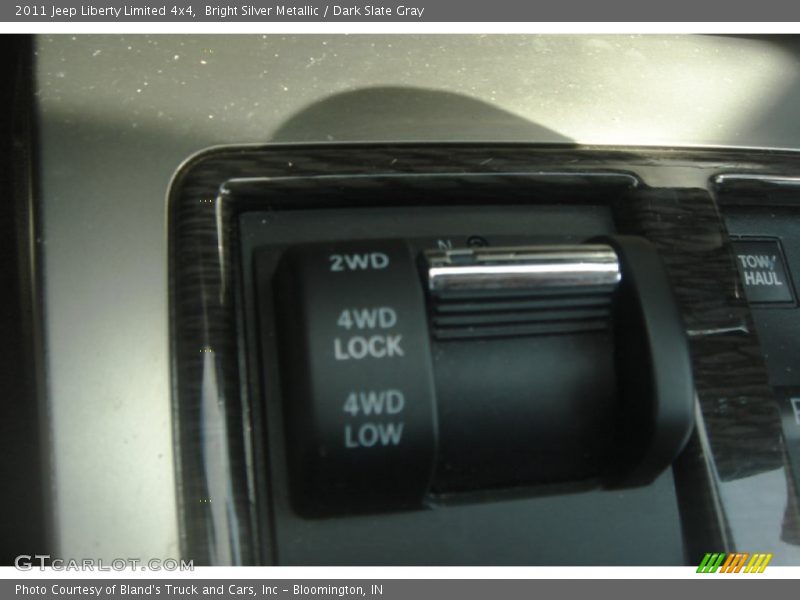 Bright Silver Metallic / Dark Slate Gray 2011 Jeep Liberty Limited 4x4