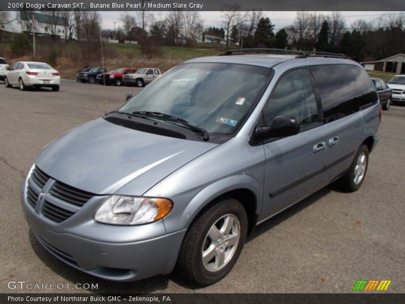 Front 3/4 View of 2006 Caravan SXT