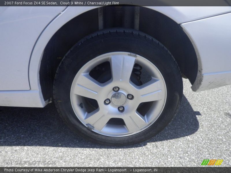 Cloud 9 White / Charcoal/Light Flint 2007 Ford Focus ZX4 SE Sedan
