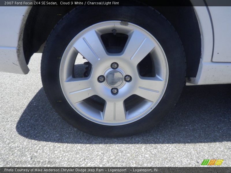 Cloud 9 White / Charcoal/Light Flint 2007 Ford Focus ZX4 SE Sedan