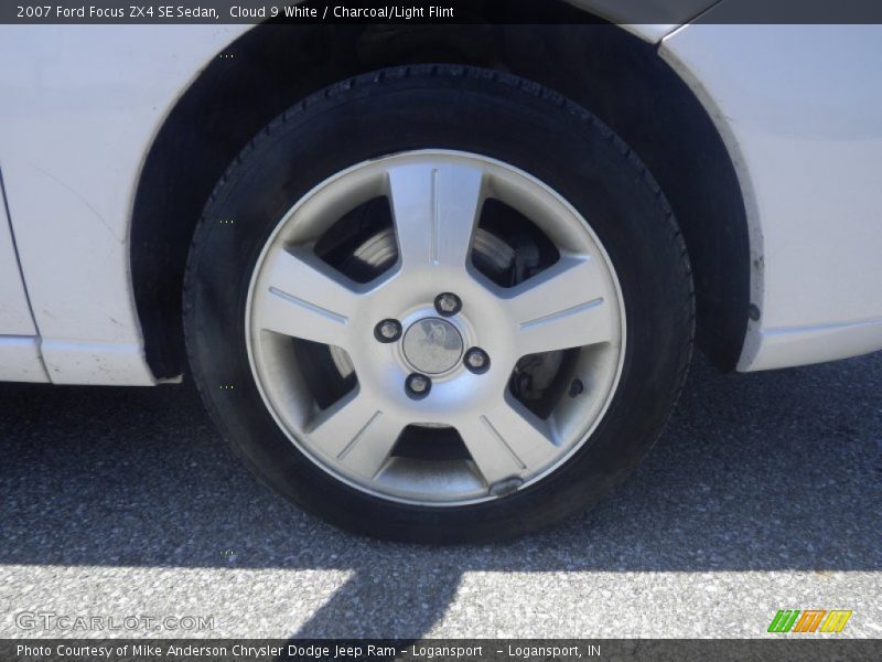 Cloud 9 White / Charcoal/Light Flint 2007 Ford Focus ZX4 SE Sedan