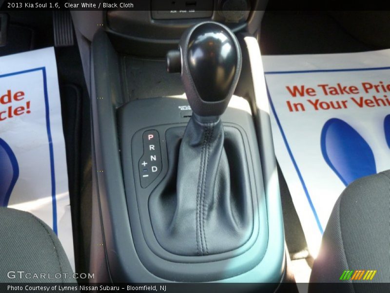 Clear White / Black Cloth 2013 Kia Soul 1.6