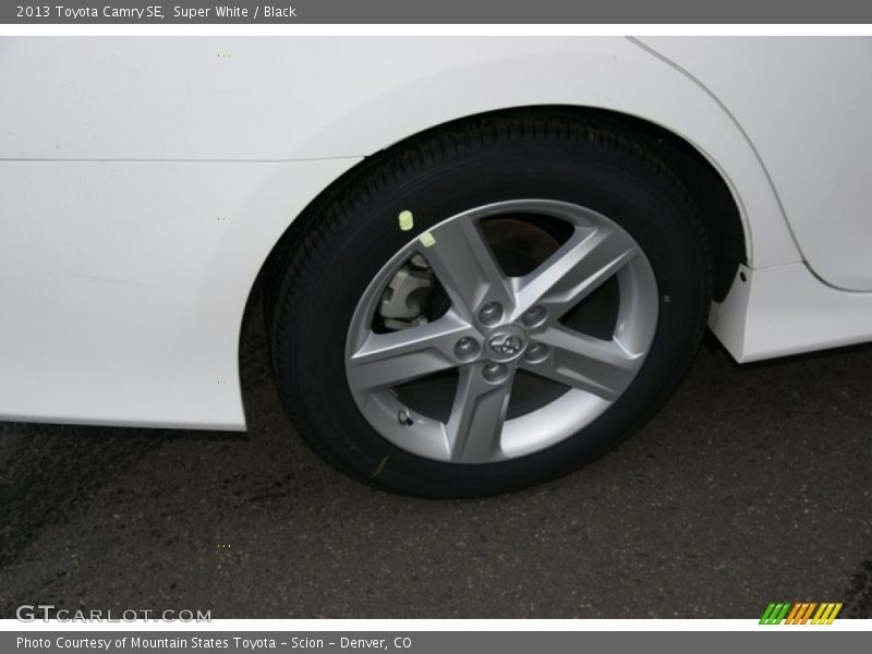 Super White / Black 2013 Toyota Camry SE