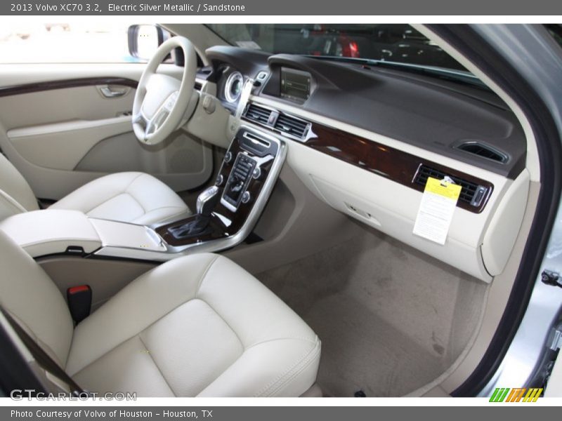 Dashboard of 2013 XC70 3.2