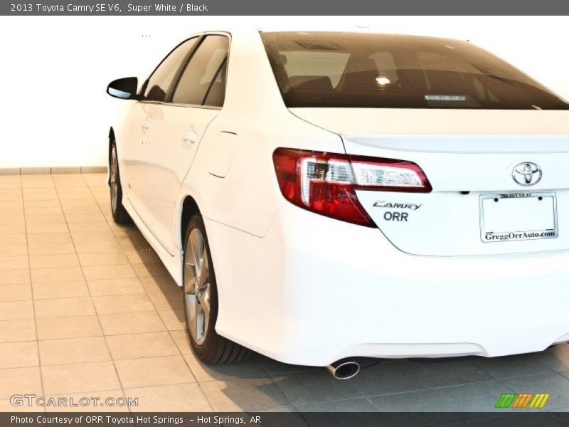 Super White / Black 2013 Toyota Camry SE V6