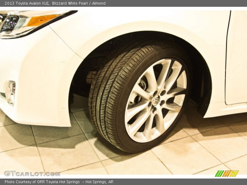Blizzard White Pearl / Almond 2013 Toyota Avalon XLE