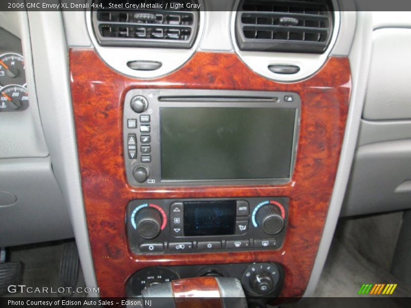 Controls of 2006 Envoy XL Denali 4x4