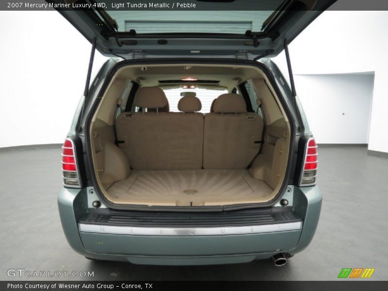  2007 Mariner Luxury 4WD Trunk