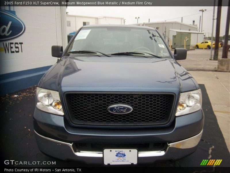 Medium Wedgewood Blue Metallic / Medium Flint Grey 2005 Ford F150 XLT SuperCrew