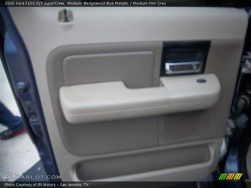 Medium Wedgewood Blue Metallic / Medium Flint Grey 2005 Ford F150 XLT SuperCrew