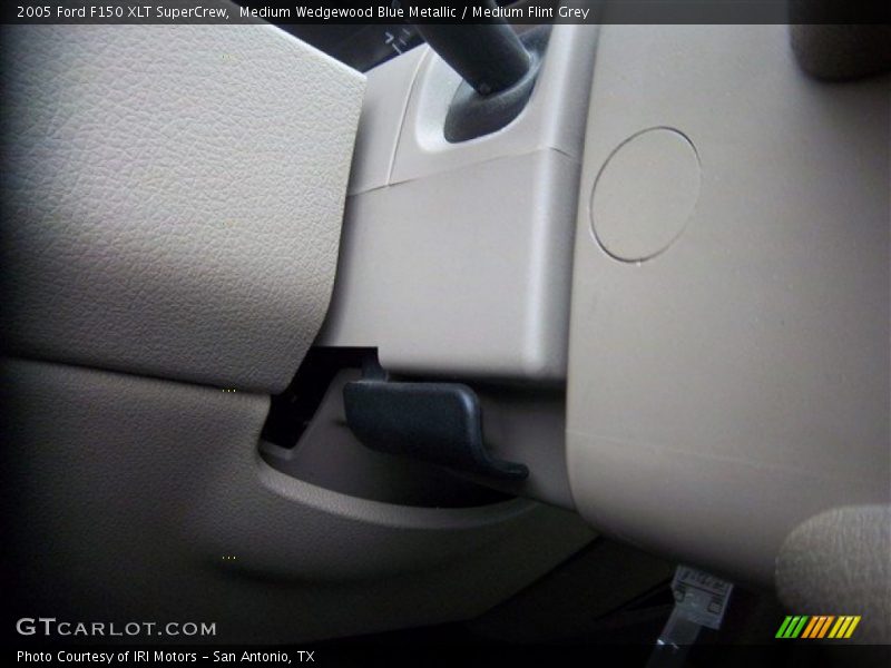 Medium Wedgewood Blue Metallic / Medium Flint Grey 2005 Ford F150 XLT SuperCrew