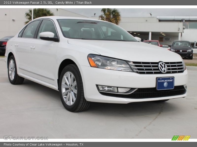 Candy White / Titan Black 2013 Volkswagen Passat 2.5L SEL