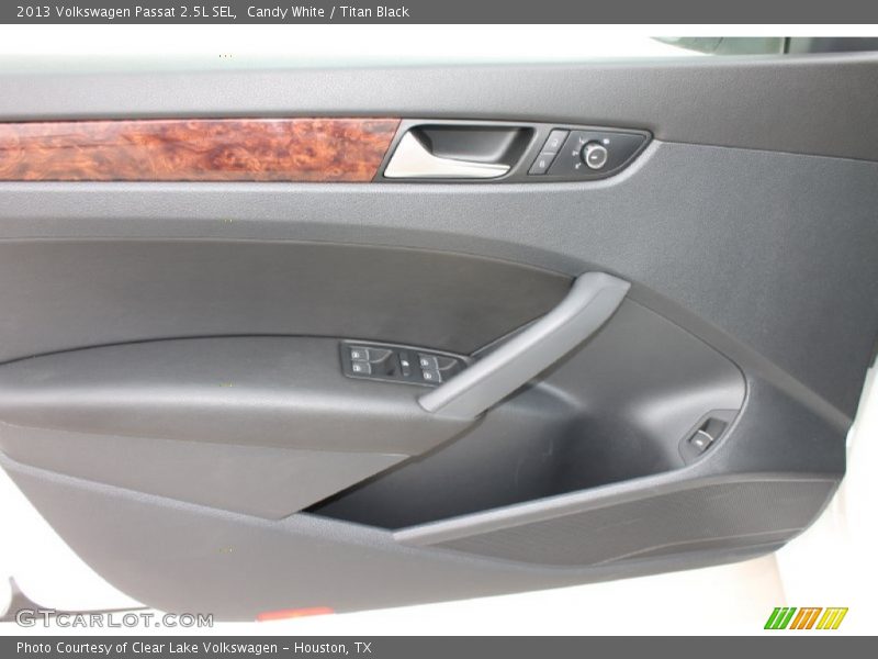 Candy White / Titan Black 2013 Volkswagen Passat 2.5L SEL