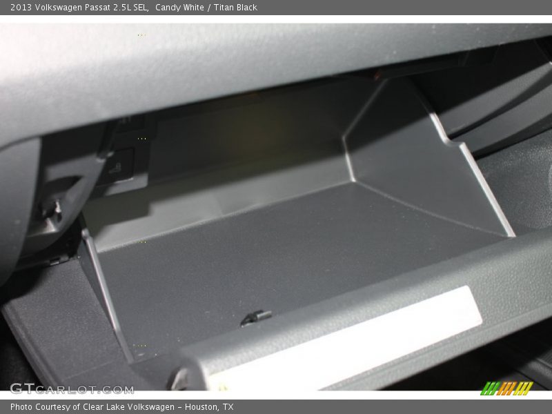Candy White / Titan Black 2013 Volkswagen Passat 2.5L SEL