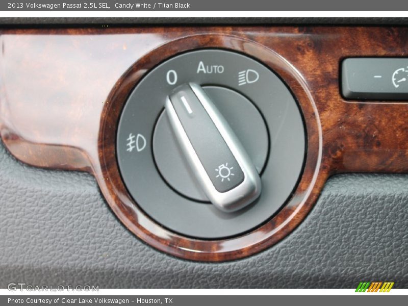 Candy White / Titan Black 2013 Volkswagen Passat 2.5L SEL