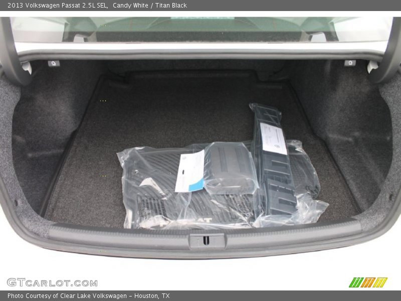 Candy White / Titan Black 2013 Volkswagen Passat 2.5L SEL